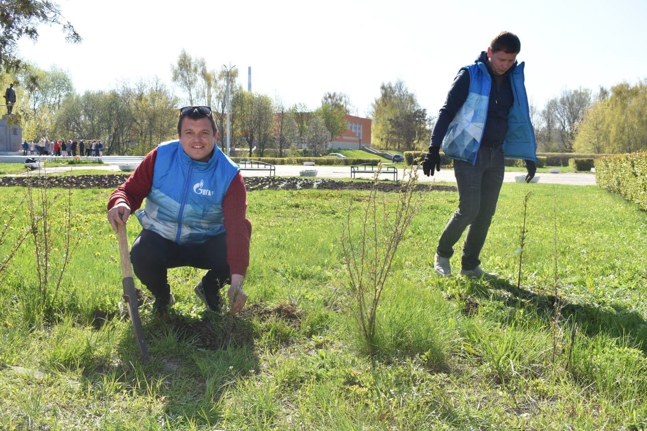 Работы по благоустройству города продолжаются. Вчера, 06.05.2022 г., глава  городской администрации И.В. Кирьянов и глава администрации Пронского  муниципального района А.П.Шаститко участвовали в акции Молодежного Совета  ПАО «ОГК-2» Рязанская ГРЭС «Аллея ...